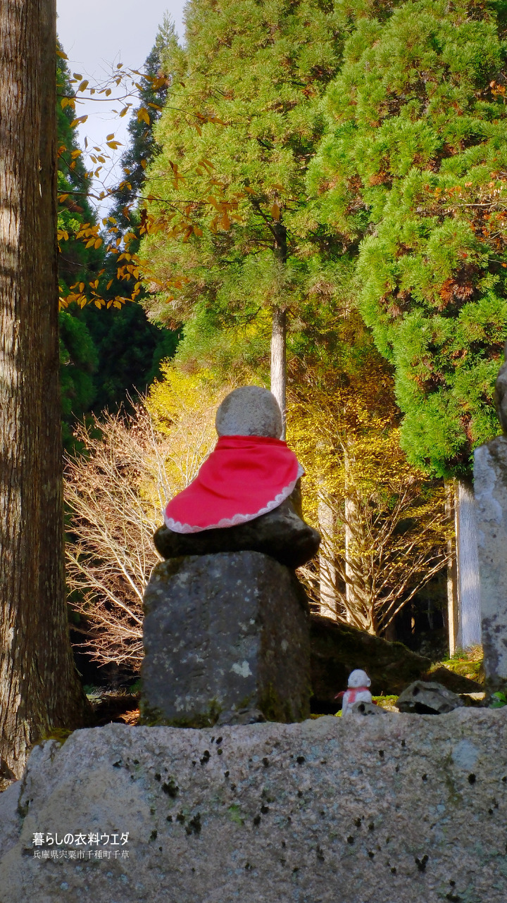 FUJIFILM【富士フイルム】X-T5・XF35mm F1.4 R・XF14mmF2.8 R・ベルビア 作例「いろんな紅葉」　お地蔵さん